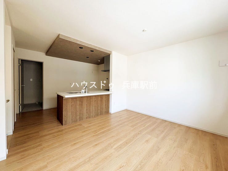 【リビング】
◇約14.4帖のLDKは、家族が自然と集まる開放的な空間。対面キッチンを採用しており、お料理をしながらリビングで過ごすご家族との会話も楽しめます。