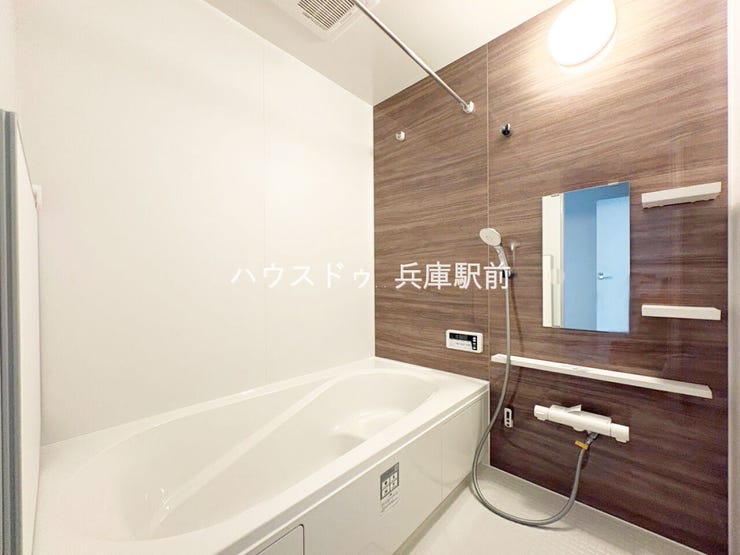 ◇木目調アクセントパネルが上質な空間を演出する、落ち着きのあるバスルーム。浴室暖房乾燥機付きで、雨の日のお洗濯や冬場の入浴も快適です。