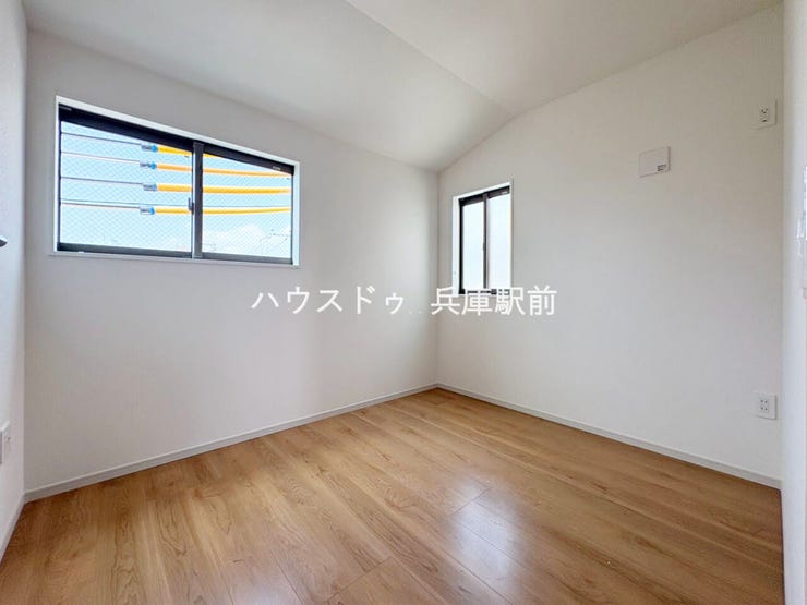 ◇2面採光で明るく風通しの良い洋室。シンプルな内装で家具のレイアウトもしやすく、主寝室や子ども部屋、書斎など幅広い用途に対応できます。