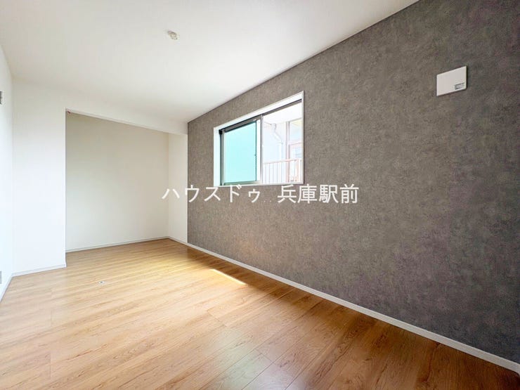 ◇落ち着いたアクセントクロスがおしゃれな洋室。ゆとりある広さで主寝室にもおすすめです。家具を配置しやすいシンプルな間取りで、自分らしい空間づくりを楽しめます。