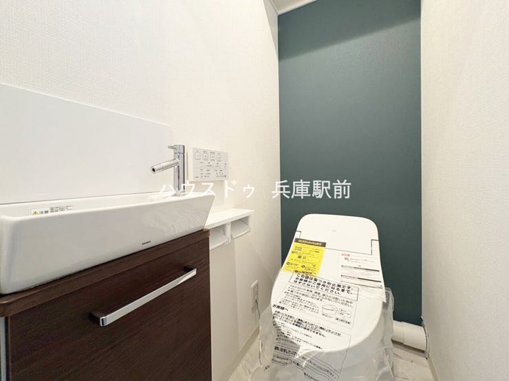 ◇落ち着いた色合いのアクセントクロスが印象的なトイレ。手洗い器付きで、使用後もすぐに手を洗えて衛生的です。