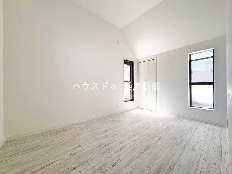 ◇明るく開放感のある洋室。2面に窓があり、自然光をたっぷり取り込める心地よい空間です。