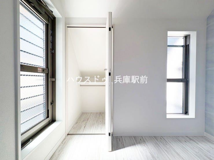 ◇窓から光が差し込む明るい洋室。奥にはハンガーパイプ付きのクローゼットを備え、衣類もすっきり収納できます。