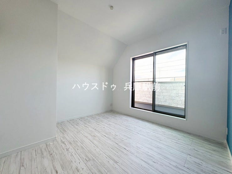 ◇大きな窓から光が差し込む明るい洋室。シンプルで使いやすく、寝室や子ども部屋など多目的に活用できます。