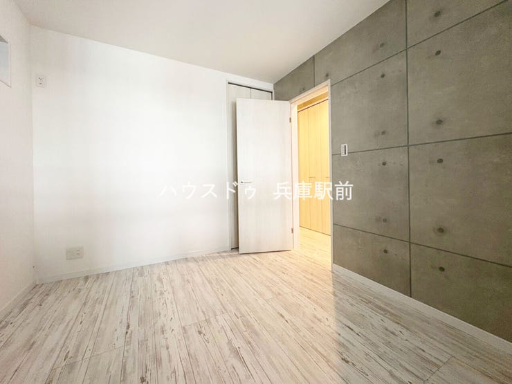 ◇コンクリート調のアクセントクロスが印象的な洋室。シンプルな間取りで、寝室やワークスペースなど幅広く活用できます。