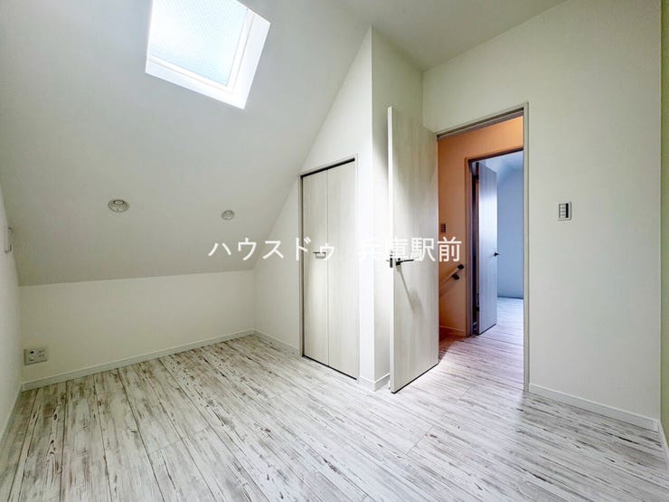 ◇天窓から自然光が差し込む明るい洋室。屋根形状を活かした勾配天井で、開放感のある空間です。