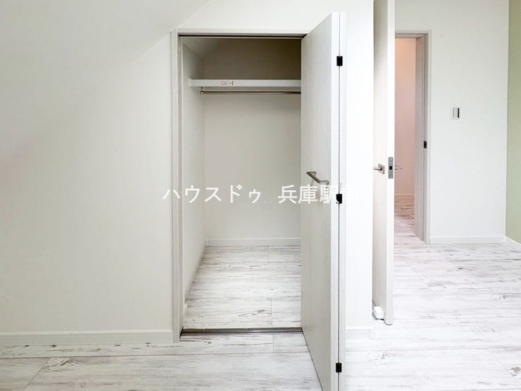 ◇洋室に備えられたクローゼット。ハンガーパイプ付きで、衣類を掛けてすっきり収納できます。