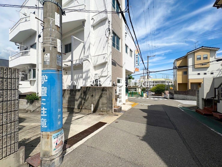 ◇前面道路は見通しが良く、周辺には戸建住宅が建ち並ぶ落ち着いた住環境。青空が広がる開放的な街並みです。