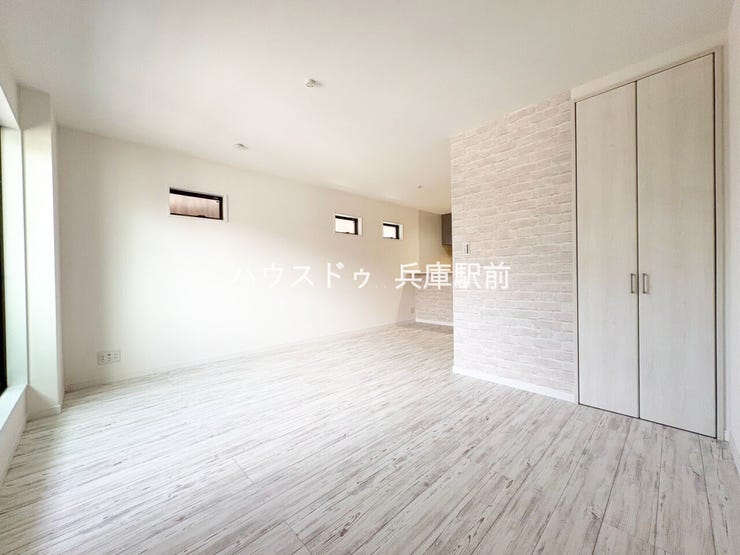 ◇白を基調とした明るく開放的なLDK。レンガ調のアクセントウォールが空間をおしゃれに演出し、収納も備えた使い勝手の良い住空間です。