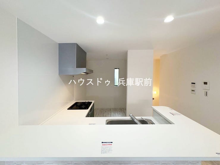 ◇リビングを見渡せる対面式キッチン。家族との会話を楽しみながら料理ができる、開放感のあるレイアウトです。