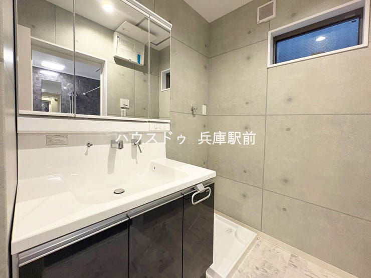 ◇洗面台と洗濯機置場をまとめた、使い勝手の良い水まわりスペース。鏡裏収納もあり、洗面用品をすっきり整理できます。