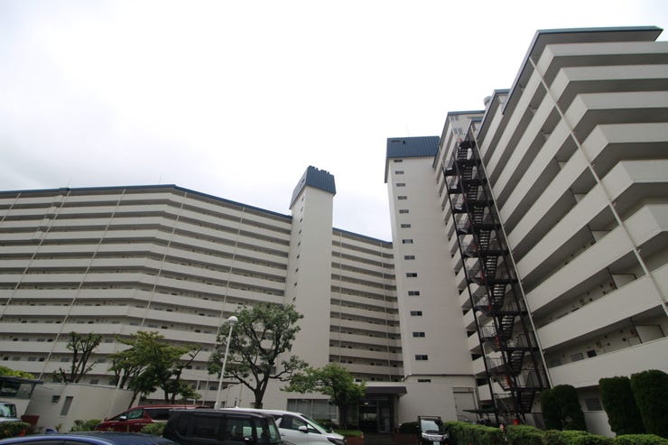 【外観】
爽やかな青空の下に降り注ぐ陽光、豊かな居住性と、クオリティが見事に調和した住空間は、住まうことの喜びを感じさせてくれます。