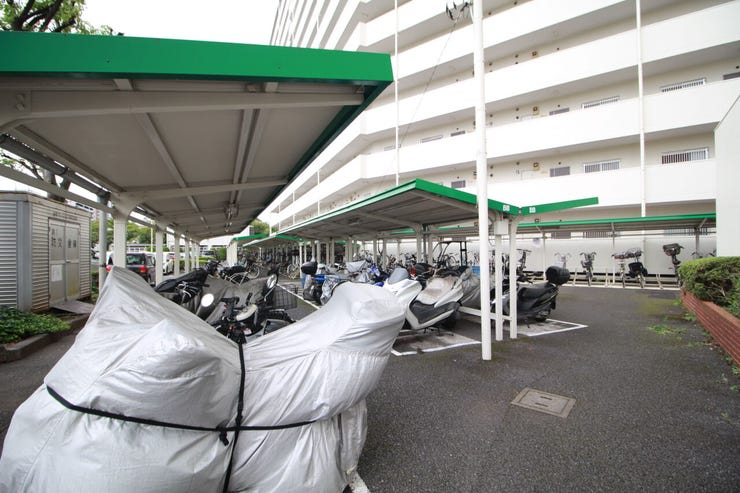 【駐輪場】広さがしっかり確保された、敷地内駐輪場。屋根付きで雨や風から守ってくれます。