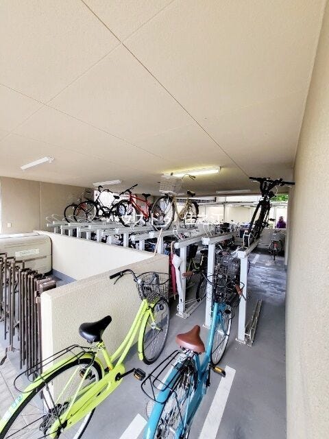★屋根付きの駐輪場ですので雨の日も安心。サドルが濡れる事も無いですね!
