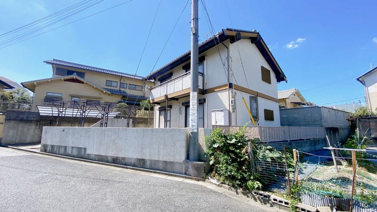 スーパーやコンビニなど生活利便施設が充実した立地です。