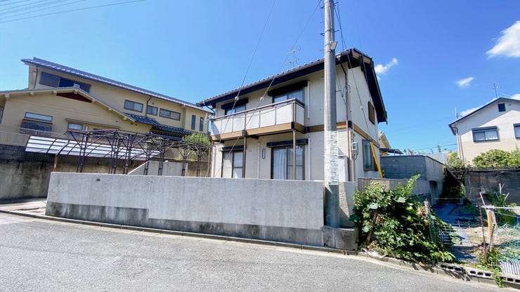 前面道路が広く、毎日の通行も快適です。