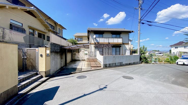 あたたかな陽が差し込む日当り良好の立地です。