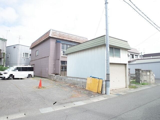 旭町通りから約40m通りに入った立地です。スーパーやバス停が近く、徒歩でも暮らしやすい環境です。