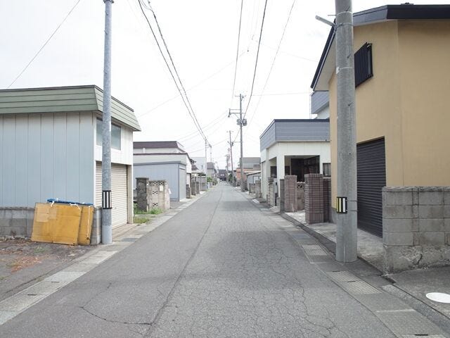 旭町通りだけでなく、機関区通りにも車1分で出られます。大通りまですぐなので、通勤にも便利ですね。