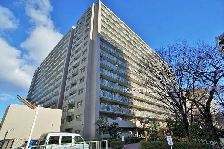 【外観】
■地下鉄御堂筋線「東三国駅」徒歩11分!
■1984年築!15階建て!総戸数352戸のビックコミュニティマンション!
■周囲にはコンビニやスーパーなど、生活に便利な施設が充実!