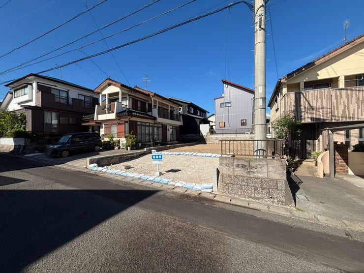 ■建築条件はありませんのでお好きなメーカーで建てる事が出来ます。≪約51坪≫
■桜丘西小・桜丘中まで徒歩4分(約300m)♪
■南西向きで日当たり良好♪