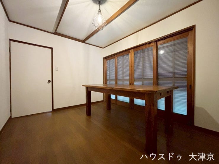 1階洋室・白壁とウッド調が調和する、ナチュラルで落ち着く居室♪