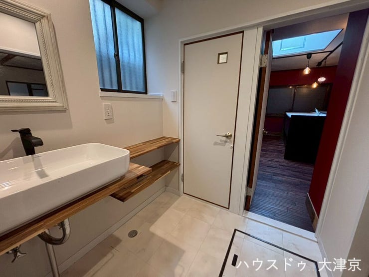 白を基調とした清潔感あふれる洗面室。便利なカウンター仕様で、タオルなどの収納にも便利。