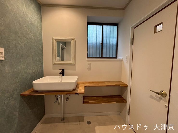 洗練されたデザインが光る、ホテルライクな洗面空間。キッチンへの動線もスムーズで家事効率を高めます。