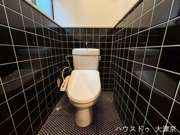 シックな黒タイルが空間を引き締めるお洒落なトイレ。毎日の暮らしにこだわりと心地よさをプラスします。