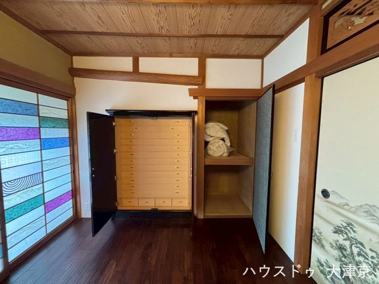 和モダンな空間に調和する、格式高い桐ダンス付き。伝統的な収納の知恵が、日々の暮らしに豊かさを添えます。