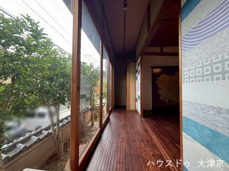 お庭の緑が広がる、心地よい陽だまりの広縁。木の温もりを感じながら、贅沢な寛ぎのひとときを。