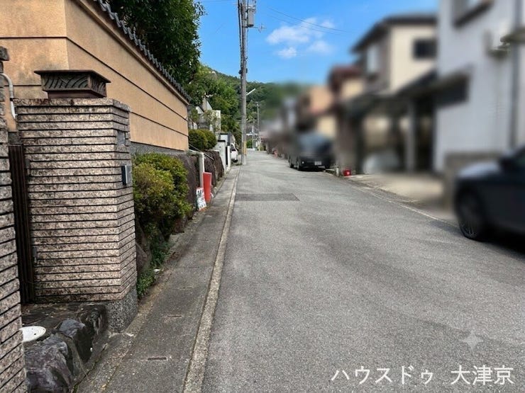 すっきりと見通しの良い前面道路。交通量が少なく静かな環境です。