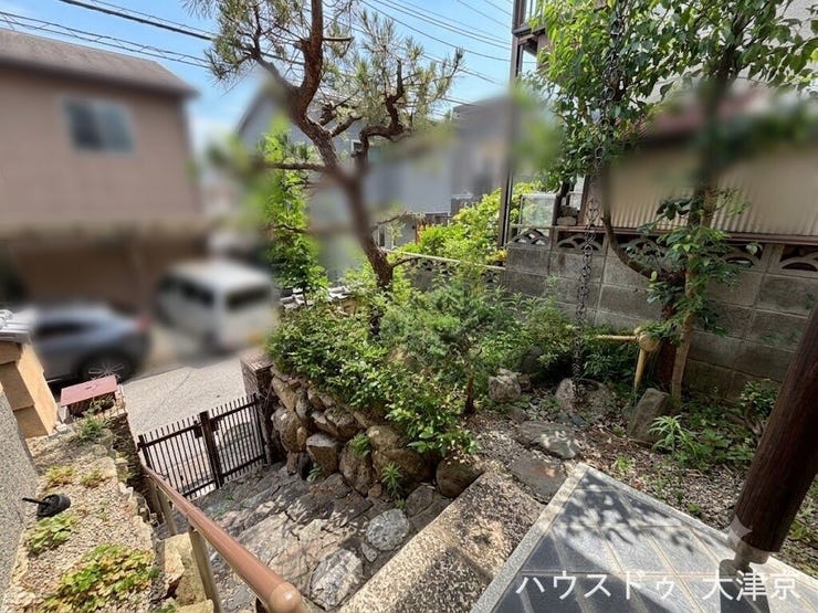 石畳と緑が彩る、風情ある邸宅です。