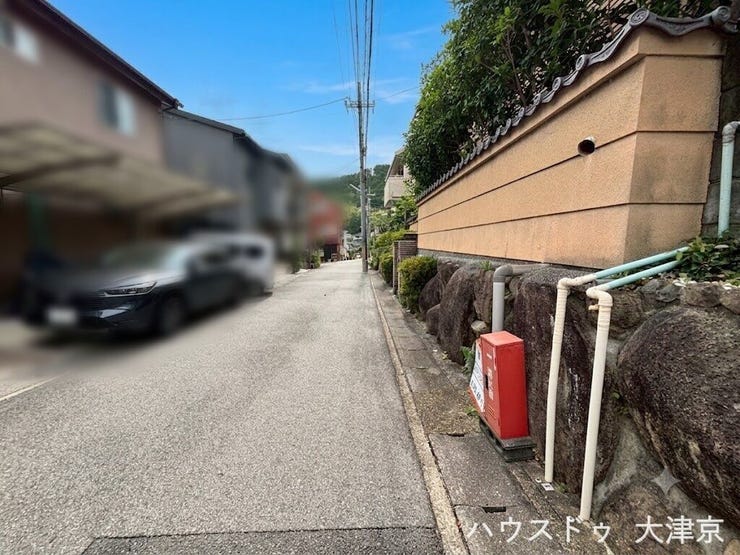 落ち着いた情緒が漂う閑静な住宅街。前面道路は平坦で歩きやすく、日々の散歩や通勤・通学も快適です。