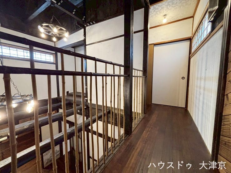 高窓からの自然光が差し込む吹抜け空間。レトロな照明が照らす古民家の風格が、日々の暮らしに豊かさをプラス♪
