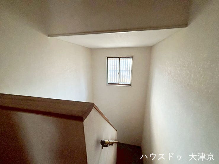 窓から自然光が差し込み、日中は明るい階段スペース。
