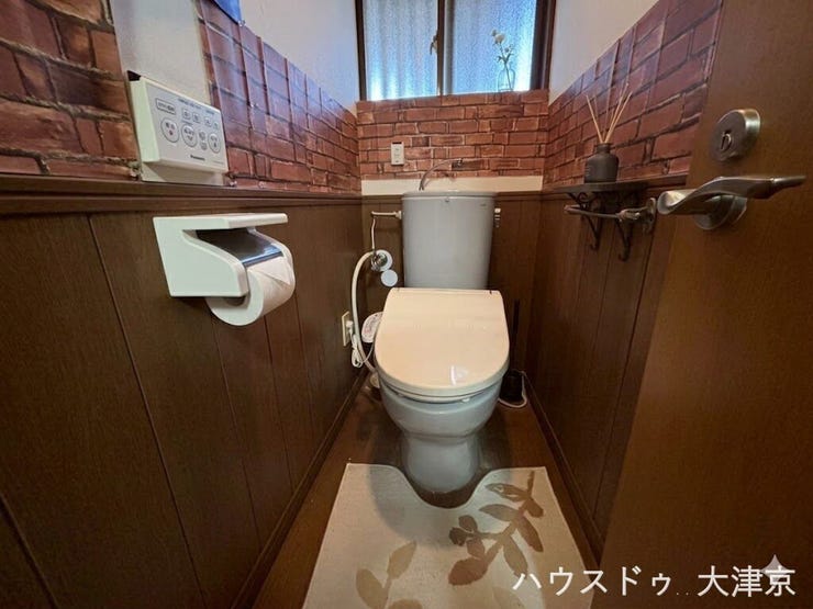 レンガ調の壁紙がおしゃれで温かみのある空間です。
※画像の一部を加工しております。