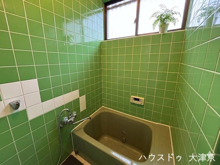 鮮やかなグリーンのタイルが目を引く、レトロで可愛いバスルーム。
※画像の一部を加工しております。