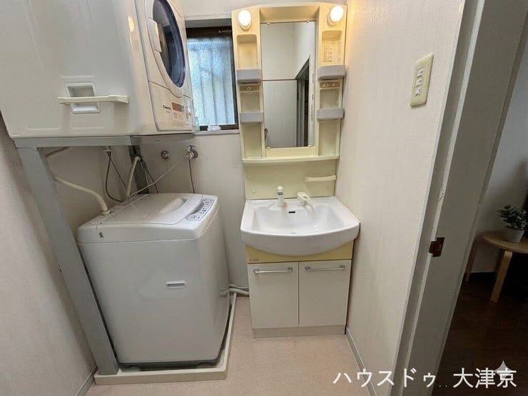 鏡の両サイドに収納ポケットがあり小物をすっきり整理できる洗面台。※画像の一部を加工しております。
