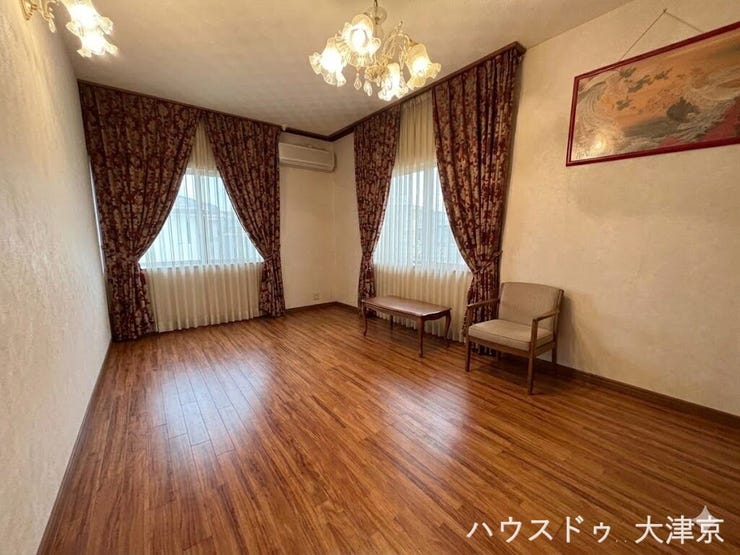 落ち着いた木目調が魅力の1階洋室※画像の一部を加工しております。