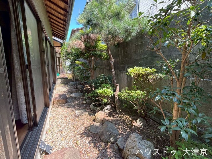 縁側から四季の移ろいを愉しむ、風情あふれる本格和風庭園。