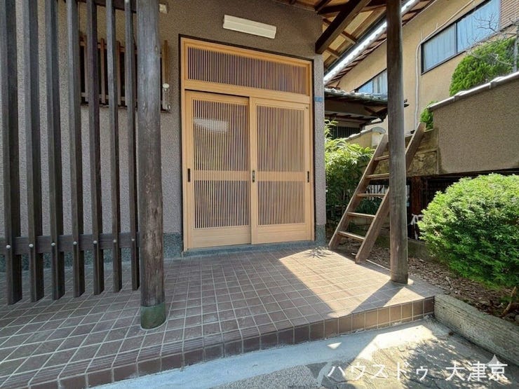 和の風情溢れる、繊細な格子戸と豊かな植栽の玄関。※画像の一部を加工しております。