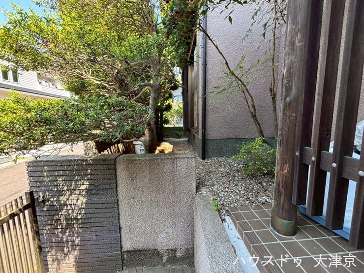 外からの視線を程よく遮る、緑豊かで格式あるアプローチ。※画像の一部を加工しております。