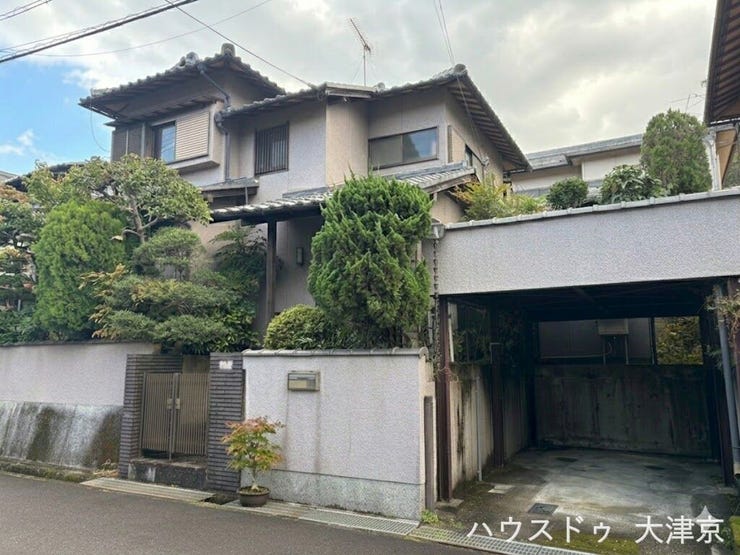 屋根付き車庫完備。緑に囲まれた落ち着きある佇まいの戸建住宅※画像の一部を加工しております。