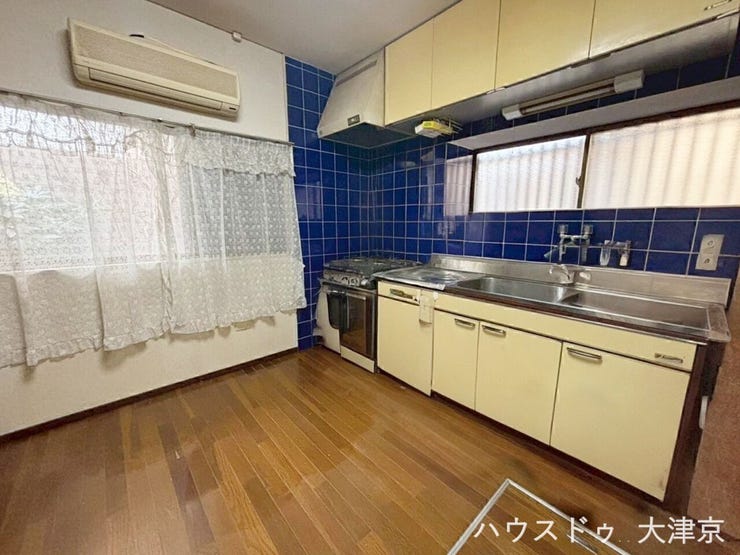窓付きで明るく換気しやすいキッチン※画像の一部を加工しております。