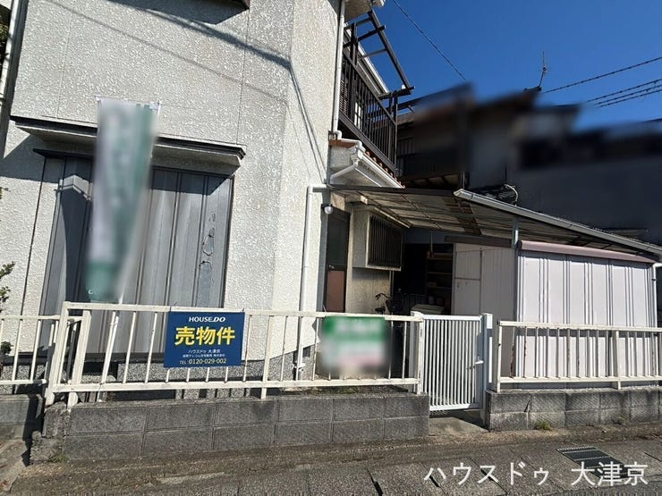 屋根付きスペースがあり、自転車や日用品を雨から守れる便利な構造。暮らしやすさをプラスしてくれるポイントです。日常の使い勝手を大切にしたい方におすすめ。