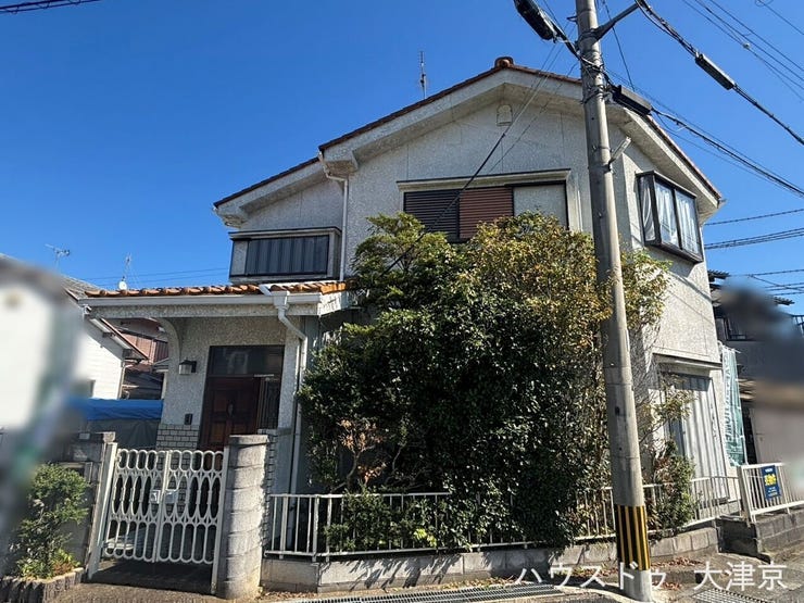 整った門扉があり、安心感のある外構が魅力。周辺は静かな住宅地で、落ち着きある住環境が整っています。リフォーム次第でさらに快適な住まいに仕上がりそうですね。