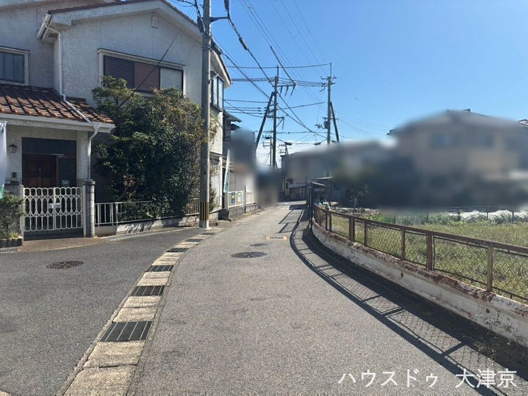 ゆるやかにカーブした前面道路が特徴で、車の出入りや見通しもしやすい設計。周辺は住宅が整う安心の住環境で、長く住むほどに心地よさが増すロケーションです。