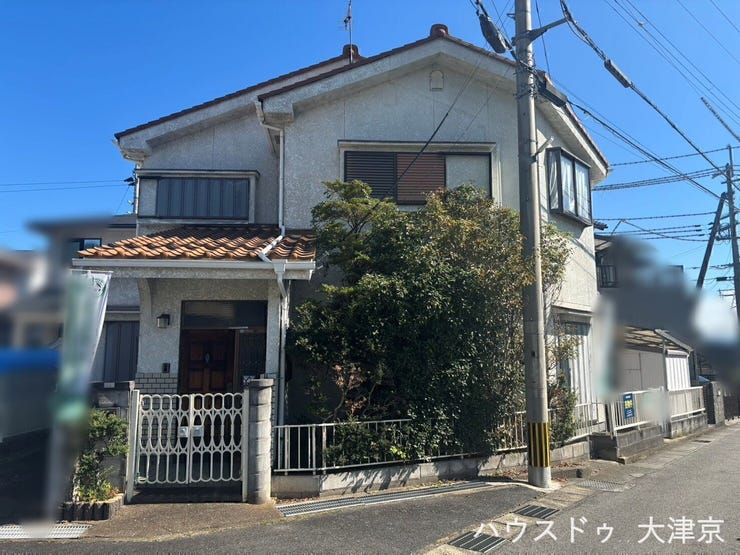【外観】
南向きの明るい立地で、日当たり良好の戸建です。前面道路も広く、車の出し入れがしやすい点も魅力。静かな住宅街で落ち着いた住環境が整っています。