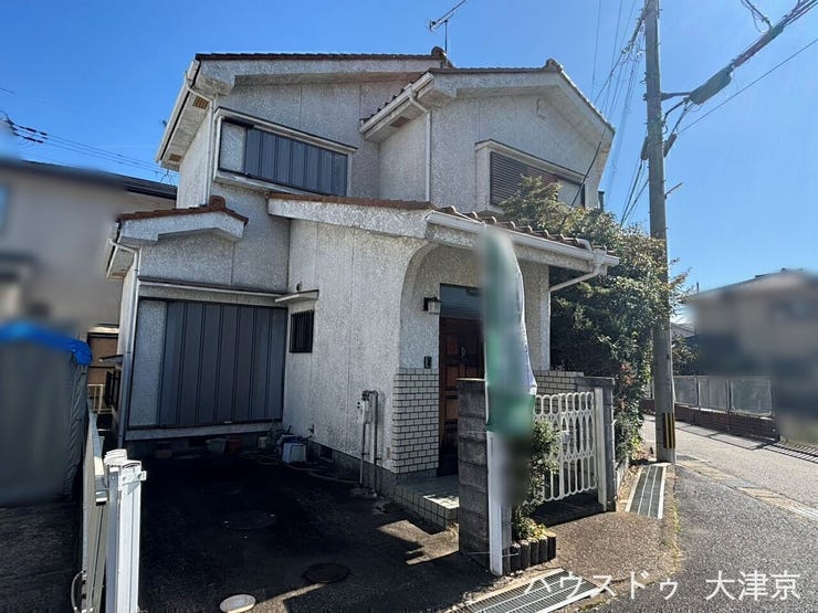 駐車スペース付きで、通勤やお出かけの多い方にも便利。自転車やアウトドア用品の収納にも活用できる、ゆとりある広さが確保されています。